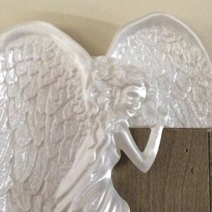 Pearlescent White Angel door frame Decor 3D